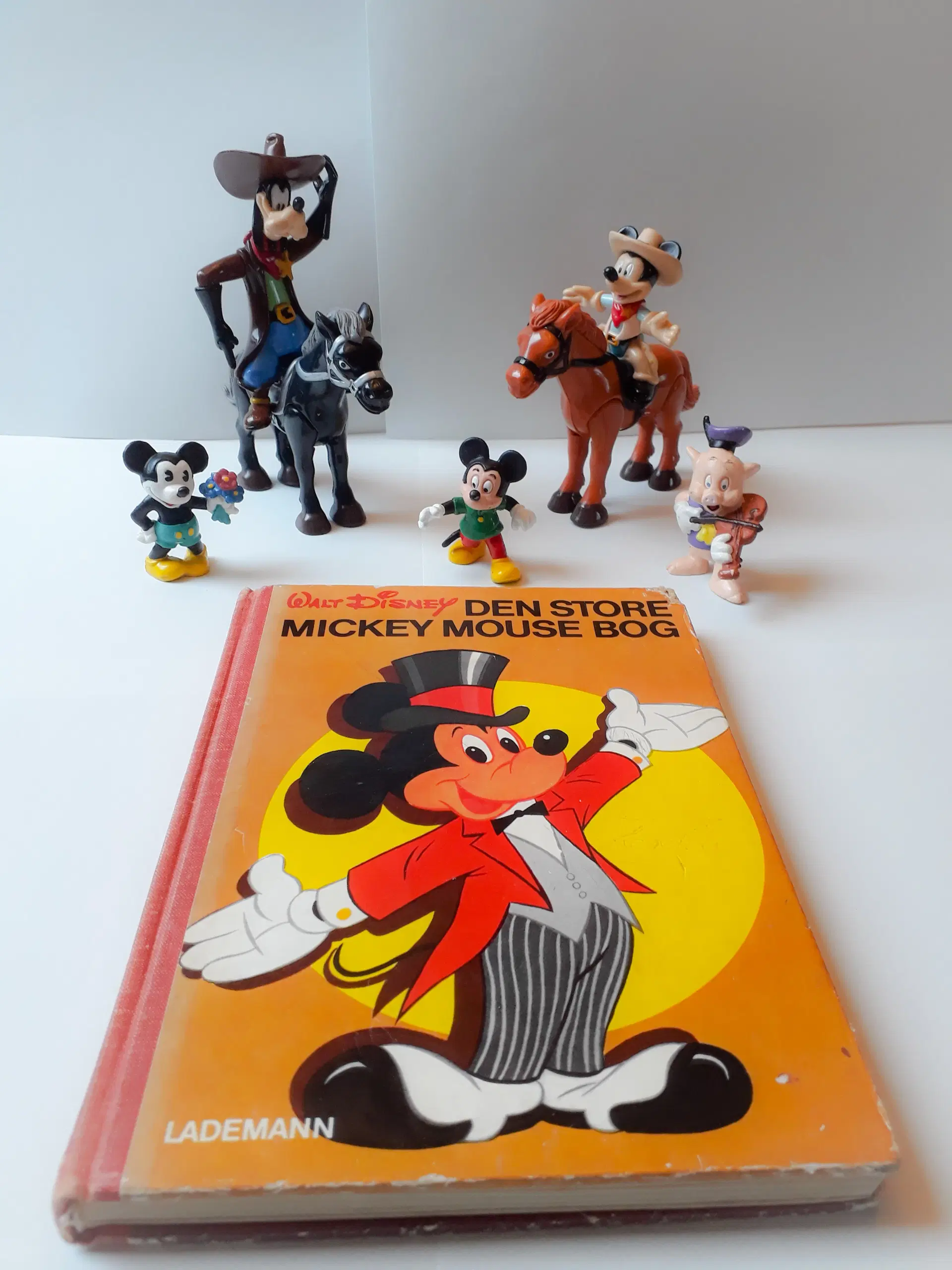 Mickey Bog og 7 Figurer