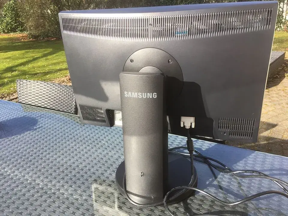 24 " LCskærm SAMSUNG Syncmaster 2443