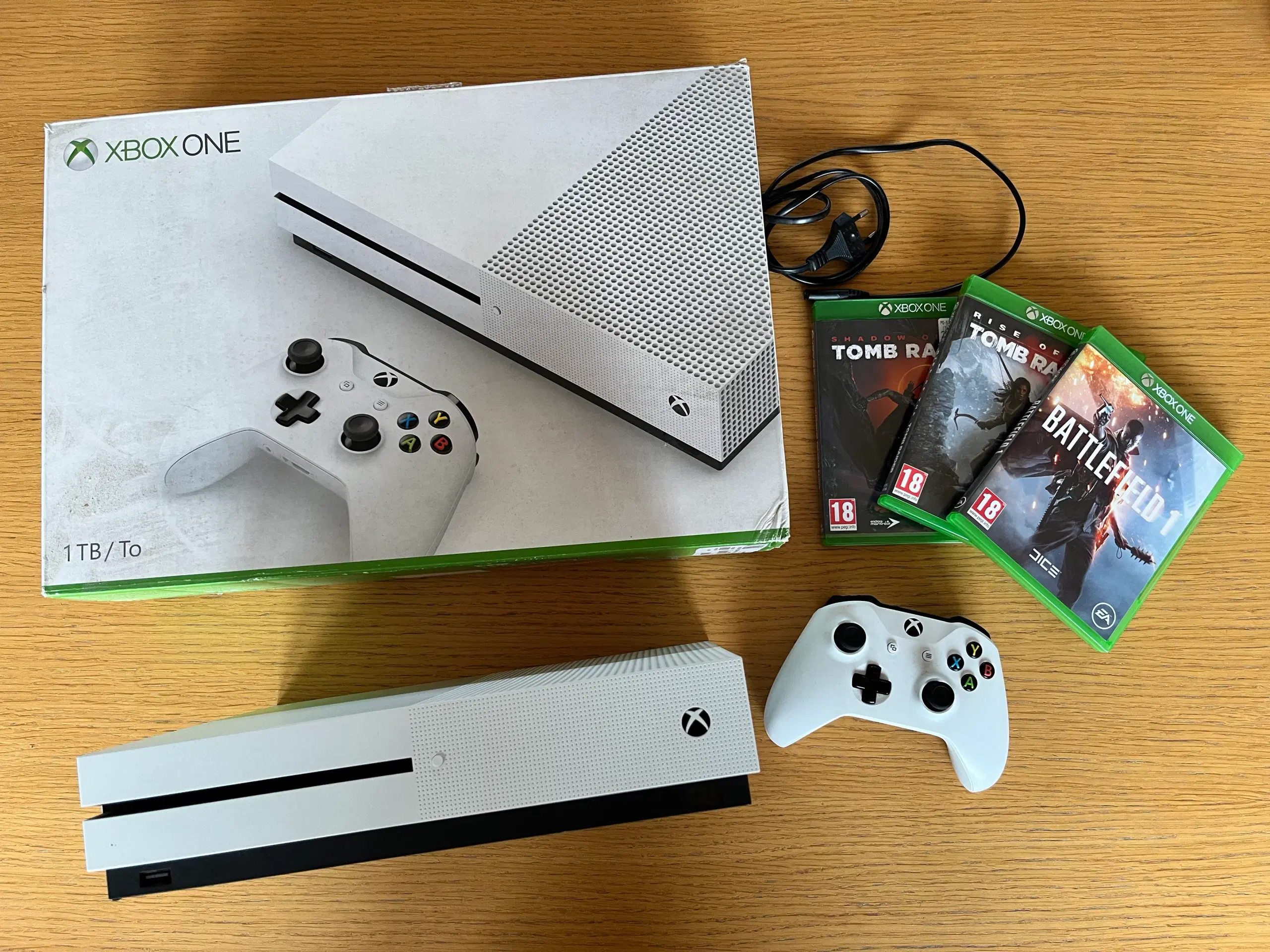 Xbox One S med spil og controller