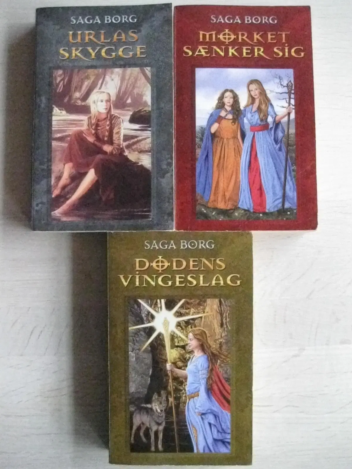 "Jarastavens vandring" af Saga Borg bind 1-9 ;-)