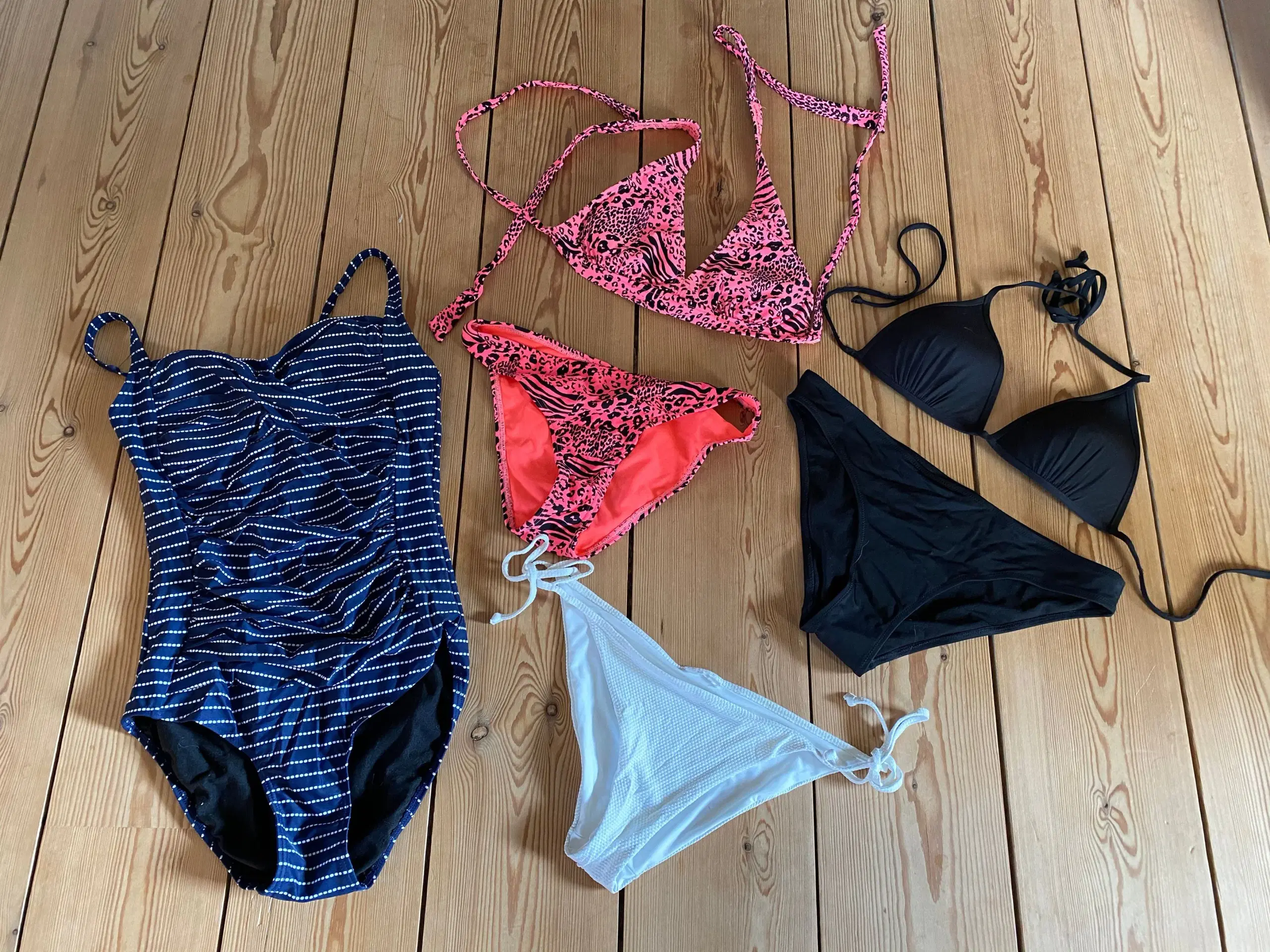 Badedragt og 2 x bekini + bikinibuks S, inkl fragt Svendborg -
