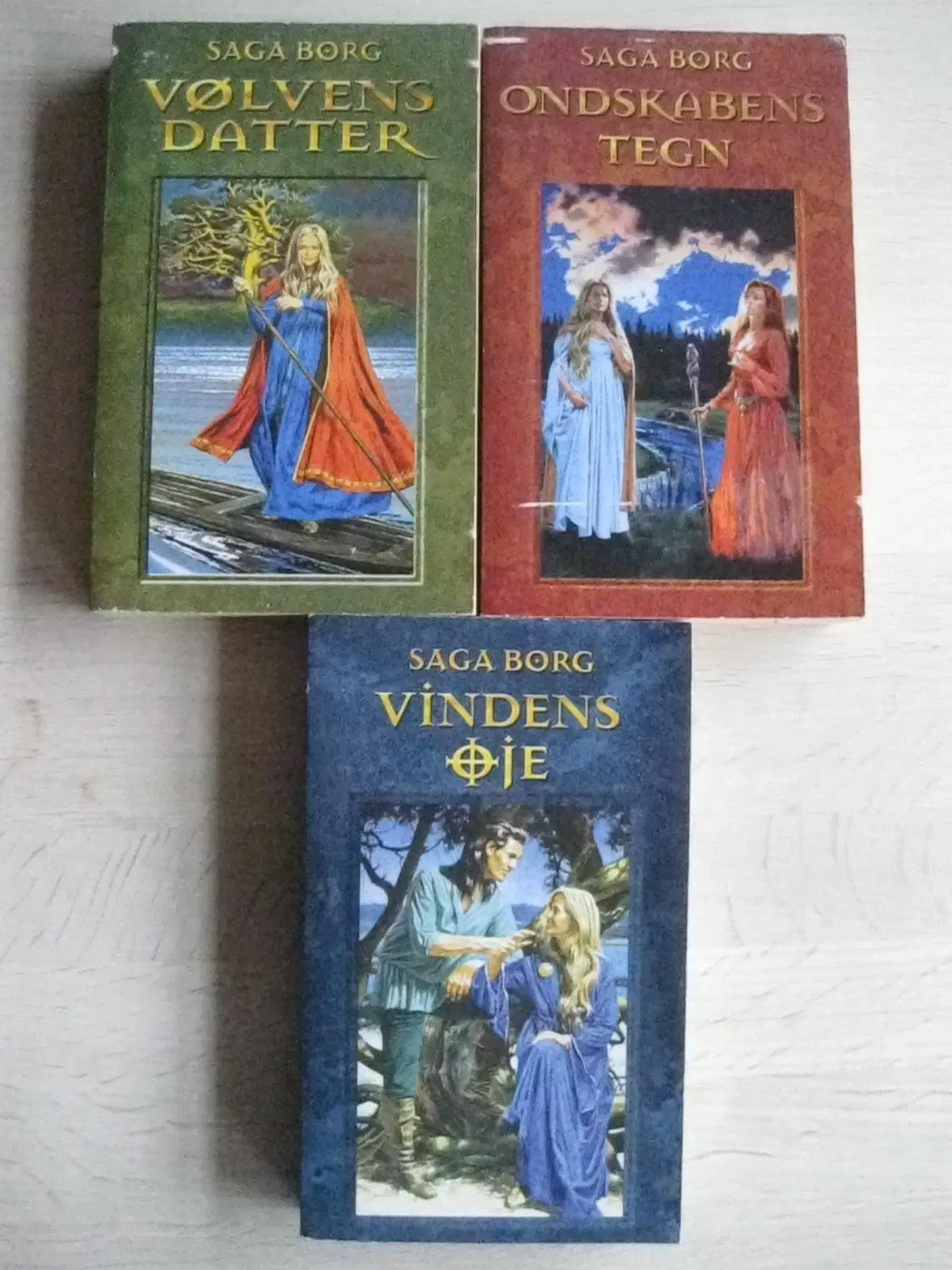 "Jarastavens vandring" af Saga Borg bind 1-9 ;-)