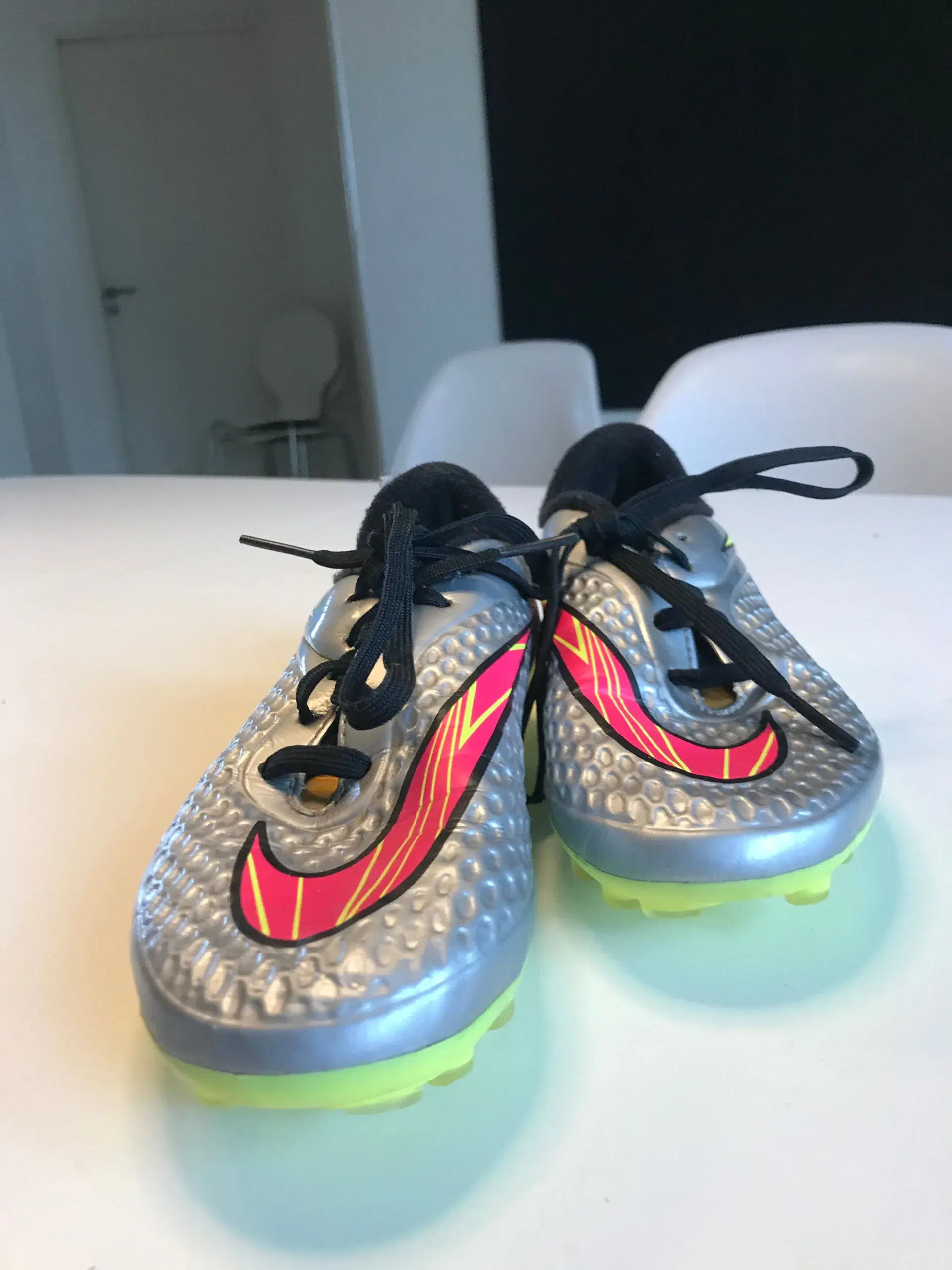 sølv farvet Nike fodbold støvler i str 33,5 | Haderslev -
