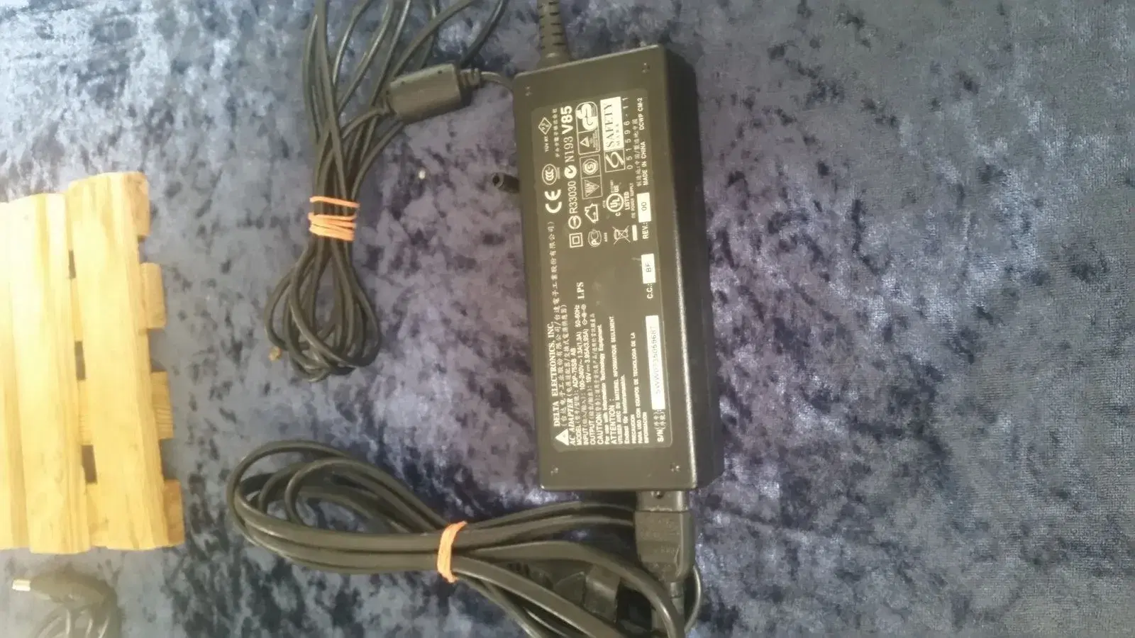 Toshiba oplader model ADP75AB