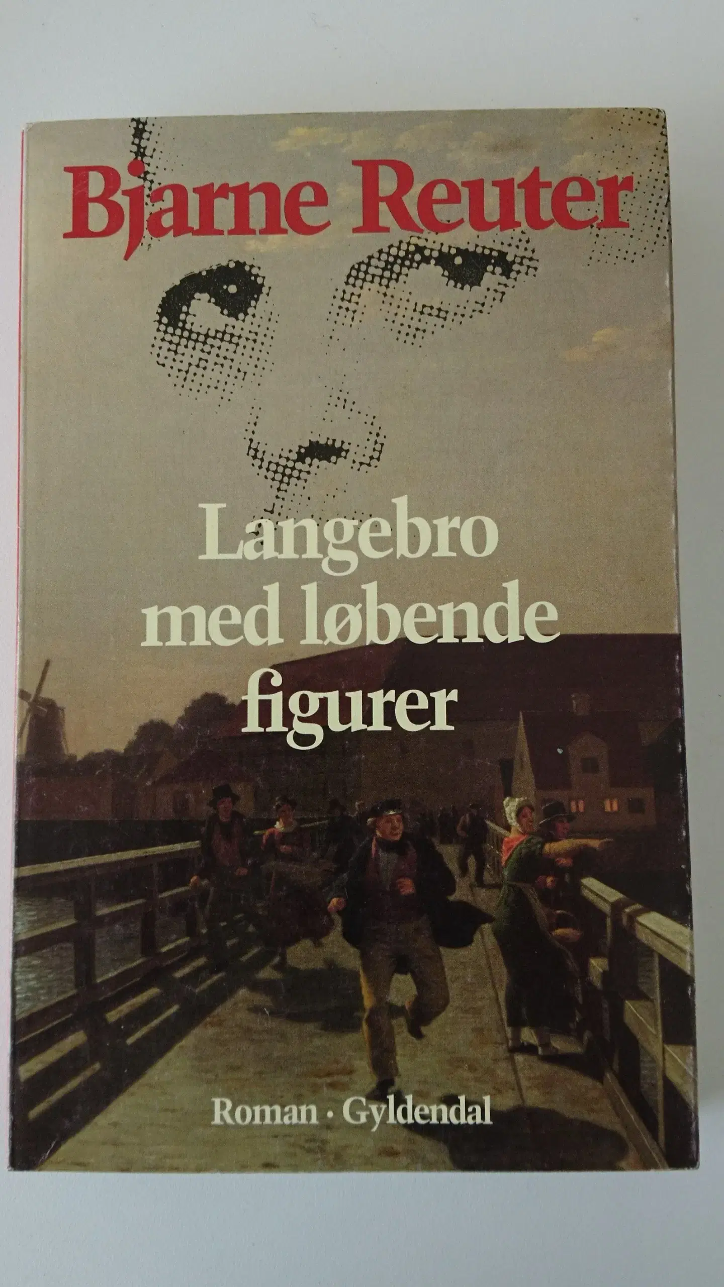 Langebro med løbende figurer Af Bjarne Reuter