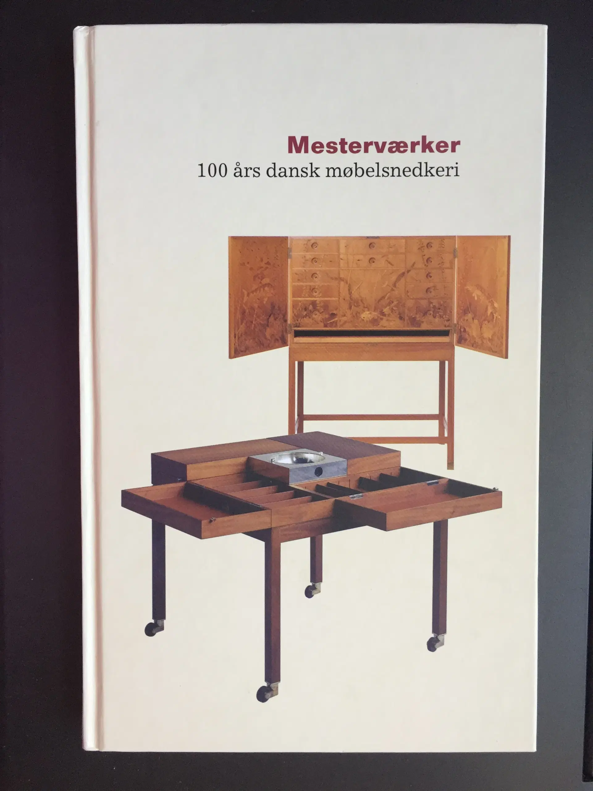 Mesterværker: 100 års danskmøbelsnedkeri Få Mesterværker - 100 års dansk møbelsnedkeri af | Bøger
