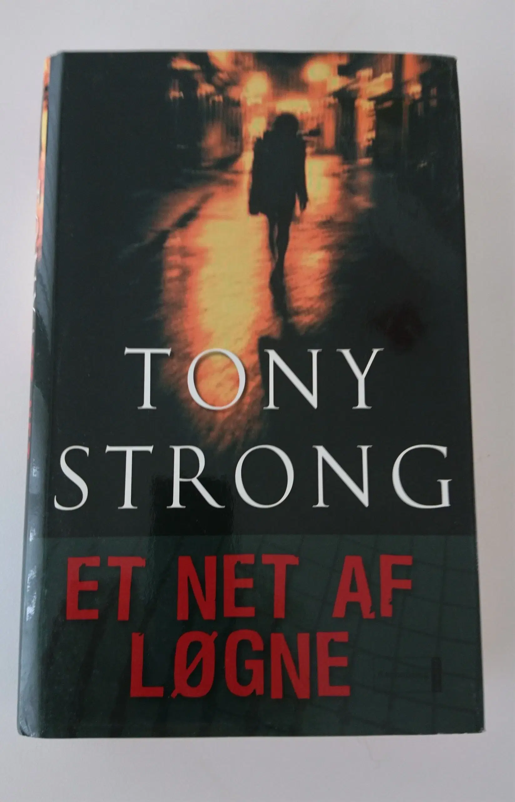 Et net af løgne Tony Strong