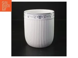 Hvid vase med blå mønsterdetaljer (str. Ø 12 cm længde 13,5 cm)