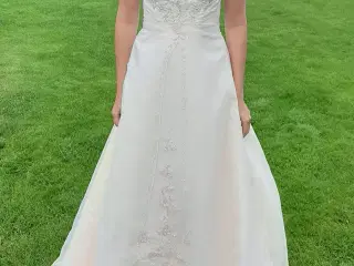Elegant brudekjole fra Unique