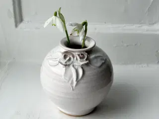 Lille hvid kuglevase m keramikblomster