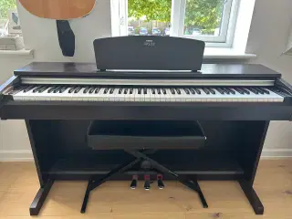 Yamaha El-klaver (arius) med bænk