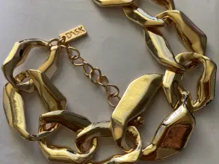 Gyldent armbånd med store brudte former i leddene