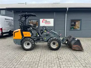 Giant 452 HD Xtra med skovl og gafler