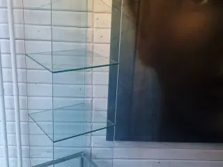Glasskab på stålben