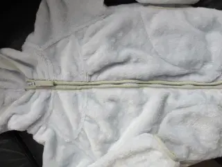 Pompdelux fleece, lyseblå str. 8 år