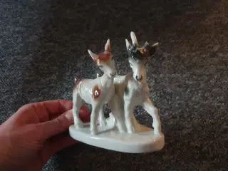 Et par geder af porcelæn 
