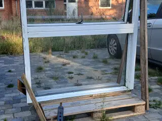 Stort vinduesparti, næsten nyt, med termoruder