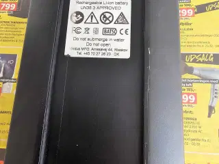 El batterie som har seddel på en mustang cykle