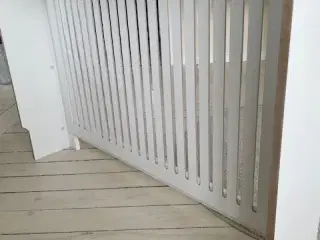 Pæn hvid radiator skjuler 