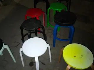 8 stk stole i træ i forskellige farver