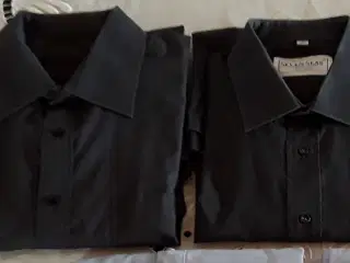2 herre skjorter m/lange ærmer str 43/44- 150,- kr