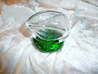 glas kunst med grøn fod