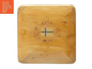 Træsparebøsse med indgravering (str. 9,5x9,5x5,5 cm)