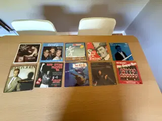 24 lp-er og 10 singler. Sælges samlet.