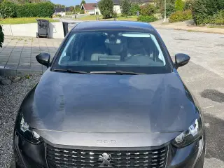 Flot Peugeot 208 med panoramatag og træk