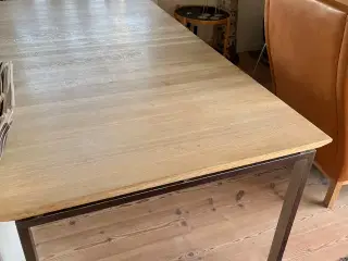 Spisebord i egetræ