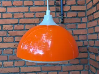 Smuk orange plastlampe af Bent Karlby