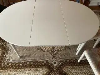 Spisebord med 9 stole