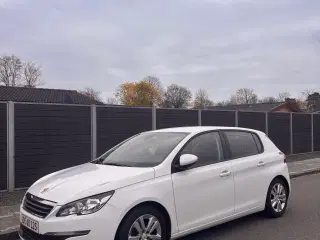 Pæn bil i hvid farve Peugeot 