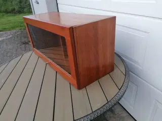 Hængevitrine i Kirsebær . "Ny" . BxDxH 90x34x40 cm