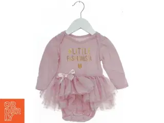 Lyserød bodystocking med tyl og tekst fra The Childrens Place (str. 74)