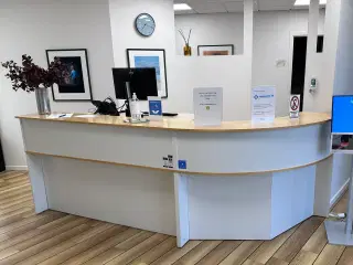 Receptionsdisk/ skranke m. Hæve/sænke bord 
