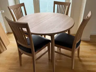 Flot spisebord m. 3 tillægsplader og 4 stole