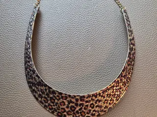 Halssmykke med leopard print 