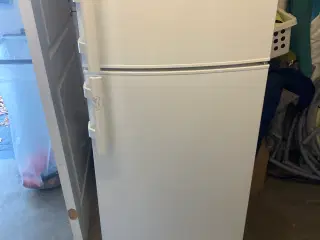 Køleskab med skabsfryser