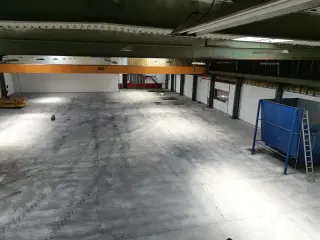 Produktionslokale/lager  med 2 porte på 6 m. og kran.