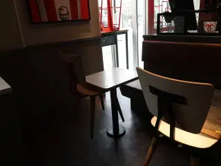 4 stk. borde, 4 stk. stole samt bænke
