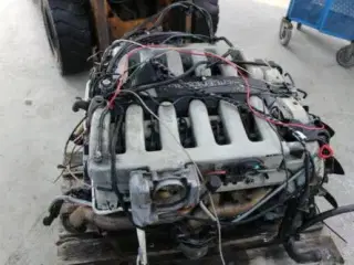 Mercedes 600 V12 motor