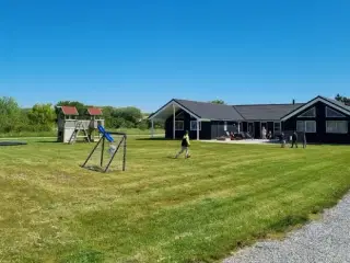 Stort poolhus til 20 personer