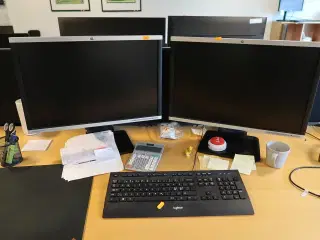 2 stk. computerskærme HP Compaq LA2405x med tastatur
