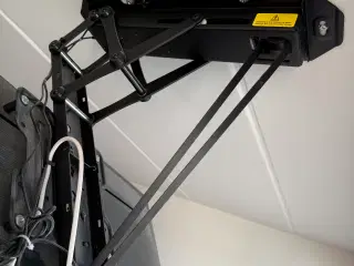 loftbeslag til TV max 55", mål beslag 20 x 20 cm 