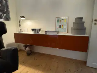Reol, væghængt med front i farvet glas