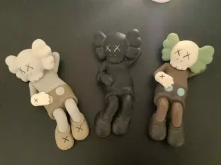 KAWS Komplet Sæt af 3 Samlerfigurer i Blød Vinyl