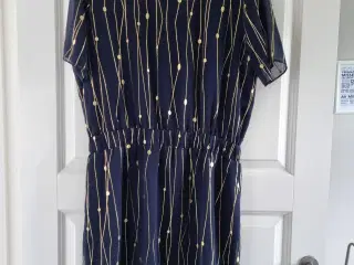 Midnatsblå kjole med guldmønster