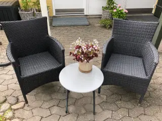 2 havestole med hynder samt lille bord