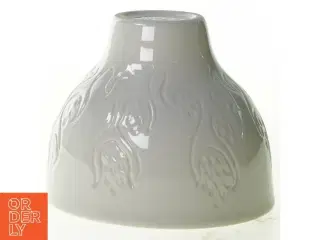 Kongelig Dansk 4478 Kgl. Hvid vase med relief 9 x 11.5 cm Gerd Bøgelund fra Royal Copenhagen (str. 12 x 9 cm)